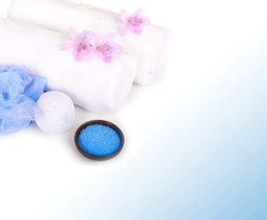 Beyaz havlular, tuz, sünger ve aromatik çiçek banyo