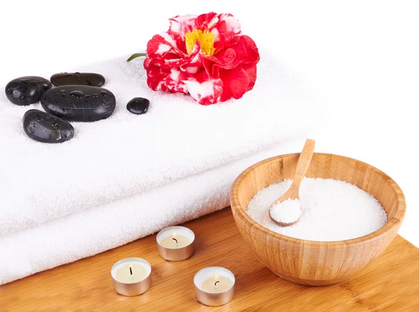 Ambiente Spa con candele, fiori di camelia, asciugamani, sale e pietra — Foto Stock