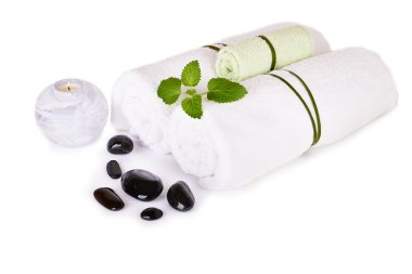 Spa ve sağlıklı yaşam ayarı doğal taşlar, mum ve havlu ile
