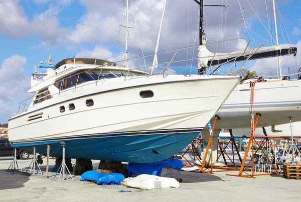 Reparaciones de barcos en un astillero — Foto de Stock