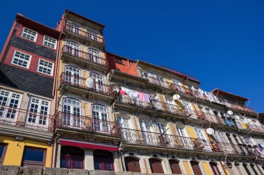 nehir kıyısındaki binalarda renkli: porto