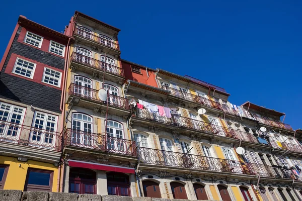 Edifícios ribeirinhos coloridos no Porto — Fotografia de Stock