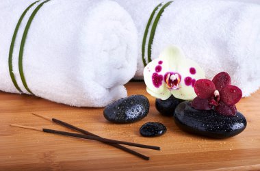 Spa taş ve ahşap zemin üzerinde orkide