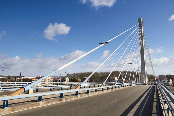 Pont suspendu contre le ciel bleu — Photo