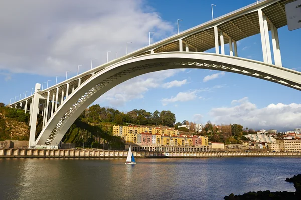 Porto en boot op de rivier douro — Stockfoto