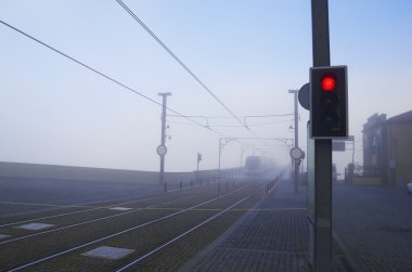 kırmızı sinyal sisli gün batımında ışık ile kentsel demiryolu parça