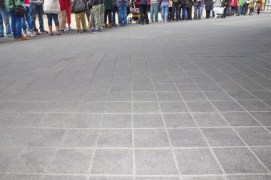sırada bekleyen insan grubu