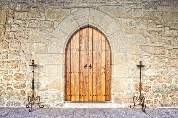 Oude kasteel deur in het paleis van de hertogen van Bragança, guim — Stockfoto