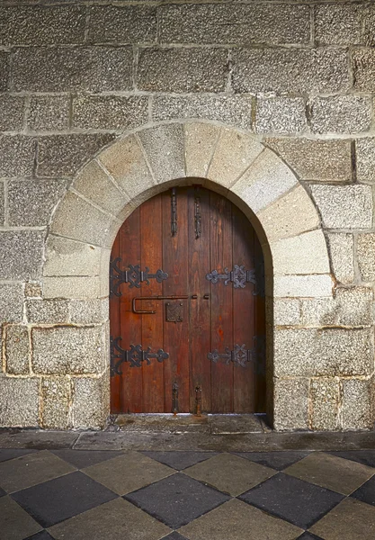 Oude houten deur in oude stenen kasteel in guimaraes, portugal — Stockfoto