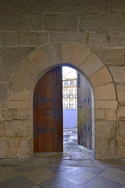 Deur kasteel in guimaraes, portugal — Stockfoto