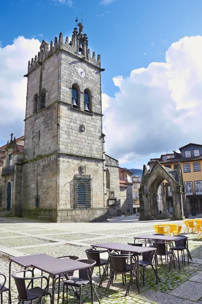 Памятник и церковь Носса Сеньора да Оливера в центре — стоковое фото
