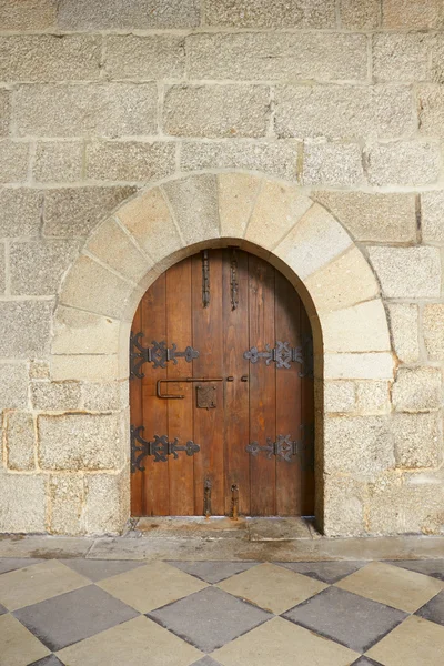Houten deur kasteel in guimaraes, portugal — Stockfoto