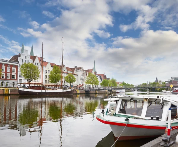 Lubeck pe râul trave superior cu fațade vechi și bărci — Fotografie, imagine de stoc