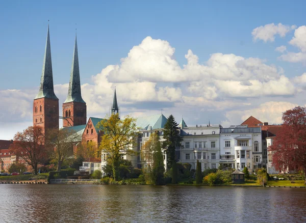 Trave floden, gamla historiska staden Lübeck, Tyskland — Stockfoto