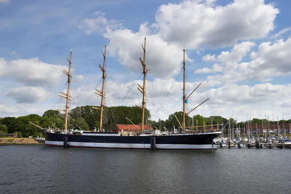 Barka na przystani w Lubeka-Travemünde — Zdjęcie stockowe