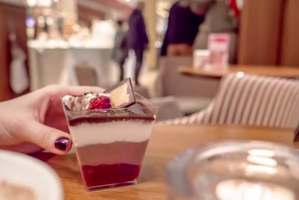 Десерт Крупним Планом Смачний Вершковий Десерт Доставляється Жіночий Стіл Вживаючи — стокове відео