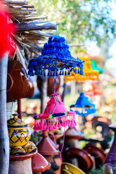 Bunte Strohhüte — Stockfoto