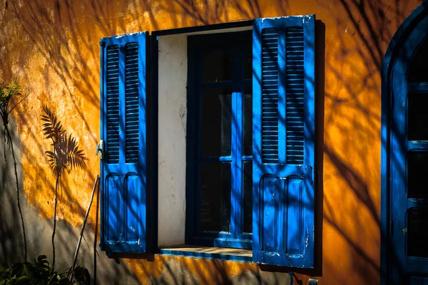 Blaues Fenster öffnen — Stockfoto