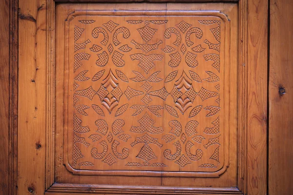 Porta intaglio legno marrone — Foto Stock