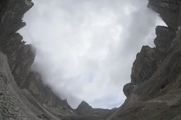 Dağlar, kötü hava koşulları — Stok fotoğraf