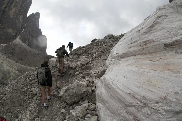 Touristes dans les montagnes — Photo