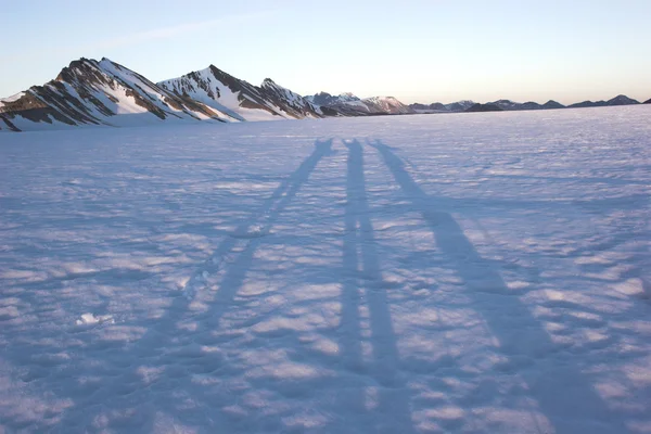 Lange Schatten auf dem Gletscher — Stockfoto