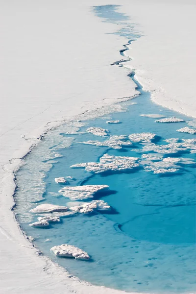 Blå glaciärsjö — Stockfoto