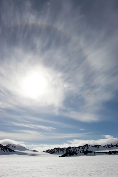 Arktyczny krajobraz z piękną tęczą — Zdjęcie stockowe