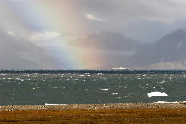Arktiskt landskap med vacker regnbåge — Stockfoto