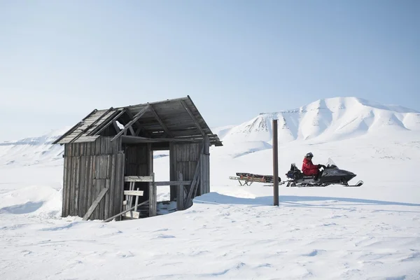 Old wooden building, snowmobile, Spitsbergen — Stock Photo, Image