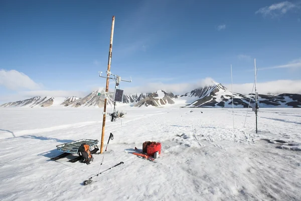 Externe meteorologische station op de gletsjer — Stockfoto