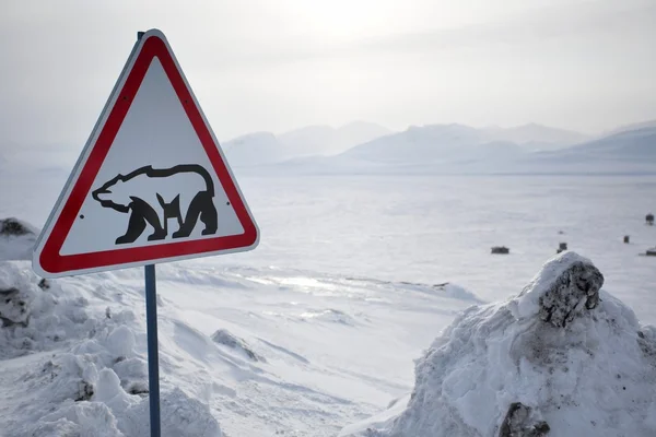 Znak drogowy z niedźwiedzia polarnego - barentsburg, spitsbergen — Zdjęcie stockowe