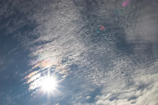 Nuvens céu azul e sol — Fotografia de Stock