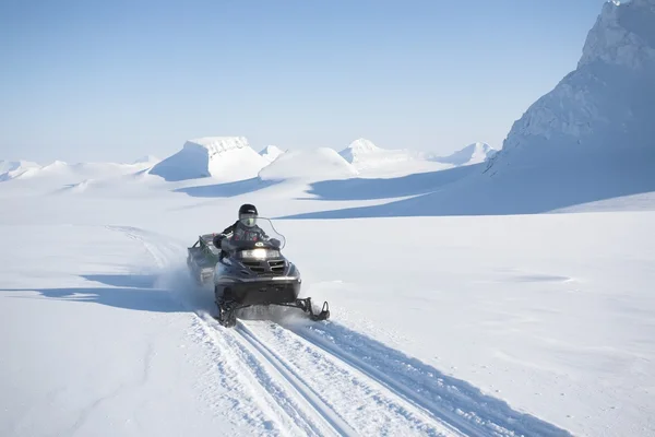 Camino de moto de nieve - Ártico, Spitsbergen —  Fotos de Stock