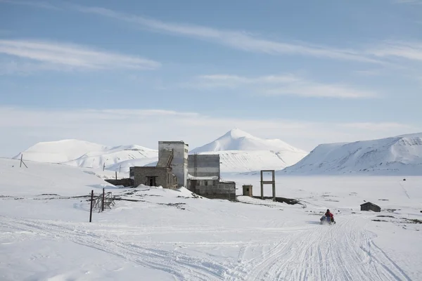 Ciudad rusa abandonada y mina de carbón - Colesbukta, Barentsburg — Foto de Stock