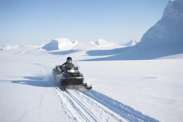 Kar scooter road - arctic, spitsbergen - Stok İmaj