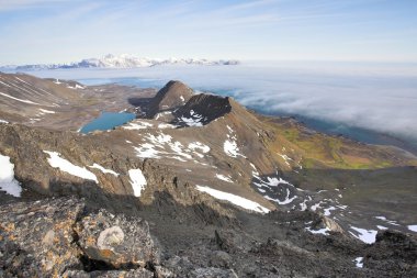 Arktik yaz peyzaj - bulutlar deniz üzerinde