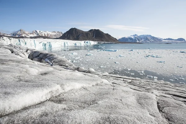 Ghiacciai artici, montagne e fiordi — Foto Stock