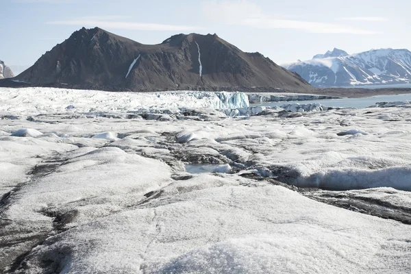 Paesaggio artico con ghiacciai e montagne — Foto Stock