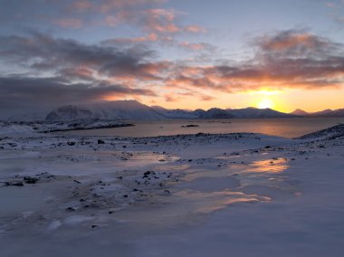 Günbatımı üzerinde Arctic fiyort - Spitsbergen