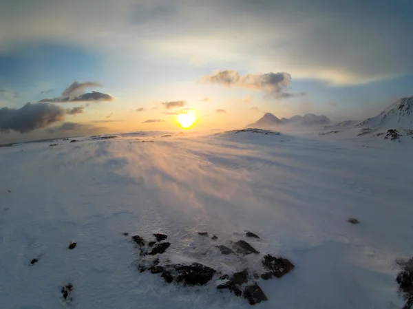 Paisaje típico del invierno ártico - atardecer y ventisca de nieve - Spitsbergen —  Fotos de Stock