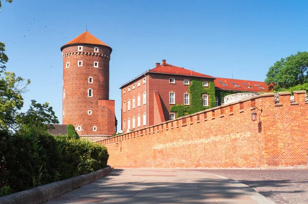 Krakow 'daki Wawel Kalesi' nin Sandomierz Kulesi. Bernardine Kapısı 'ndan kale duvarlarının görüntüsü