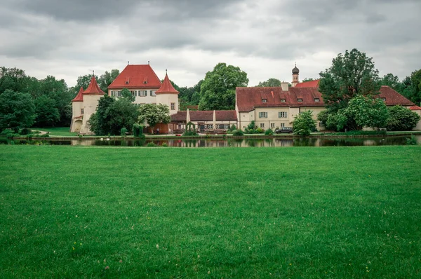 Vérszomjas Kastély Münchenben Kilátás Várra Előtte Lévő Tóra — Stock Fotó