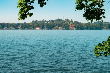 Lindau seti kıyısından Constance Gölü 'nün (Bodensee) manzarası. Sabah sisi altında Lakeside villaları