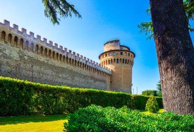 Vatikan Bahçeleri 'ndeki Saint John Kulesi. Ortaçağ Kulesi Papa II. Nicholas tarafından inşa edilmiş antik bir duvar boyunca yer almaktadır.