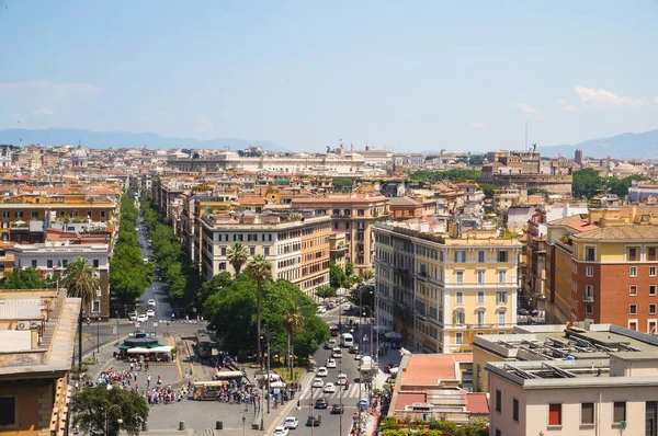 Roma Panoraması. Roma Panoraması. Vatikan 'daki Apostolik Sarayı' nın penceresinden Piazza del Risorgimento ve cadde üzerinden Crescenzio 'ya bakın.