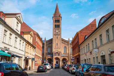 Potsdam 'daki Aziz Peter ve Paul Kilisesi. Brandenburger Caddesi 'nden görüntü. Brick Gotik Kilisesi
