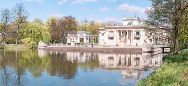 Varşova 'daki Royal Bath Park' taki (Lazienki Krolewskie) sarayda. Parkta ilkbahar