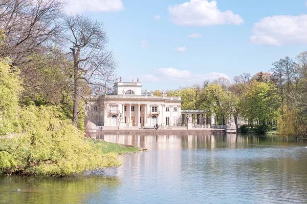 Palác Ostrově Royal Bath Park Lazienki Krolewskie Varšavě Jaro Parku — Stock fotografie