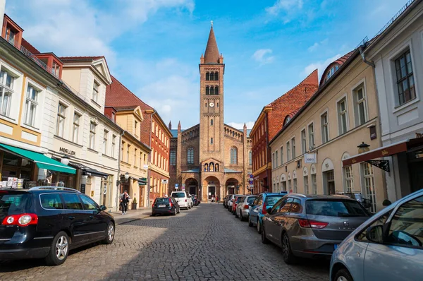 Potsdam 'daki Aziz Peter ve Paul Kilisesi. Brandenburger Caddesi 'nden görüntü. Brick Gotik Kilisesi